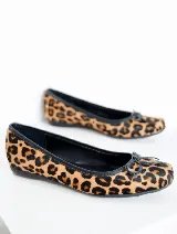 Ballerinas con estampado animal print de leopardo, con moño decorativo en la puntera y ribete negro.