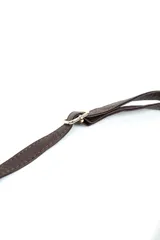 Cartera bandolera de diseño semicircular con textura de pelo sintético y estampado animal print. Cuenta con cierre superior y correa ajustable y desmontable de cuero sintético marrón con herrajes metálicos dorados.