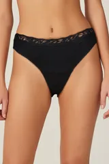 Tanga de algodón color blanco con borde de encaje.