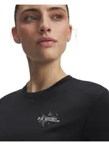 Remera deportiva Under Armour para mujer, de manga corta y cuello redondo, en color negro con pequeño estampado gráfico en el pecho.
