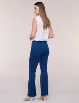 Jegging bootcut de denim azul de la marca Zac & Rachel, con pretina elastizada, bolsillos delanteros y traseros.