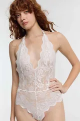 Body de encaje negro con escote halter y espalda descubierta.