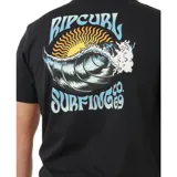 Remera negra de manga corta, con pequeño estampado gráfico en el pecho y diseño clásico.