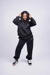 Canguro blanco con capucha, bolsillos laterales y logo pequeño bordado en negro en el pecho.