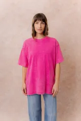 Remera de algodón con efecto lavado, de corte oversize, con cuello redondo y mangas cortas amplias.