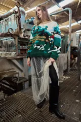 Sweater de lana tejido y bordado a mano en Uruguay, de calce holgado, con cuello a la base y puños.