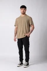 Remera de algodón con efecto gastado y acabado vintage, de corte semi oversize y cuello redondo.