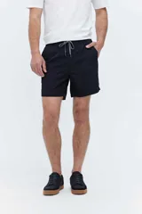 Short de baño clásico de color negro, de largo corto, con cintura elástica y cordón ajustable a contratono. Cuenta con bolsillos laterales y uno trasero.