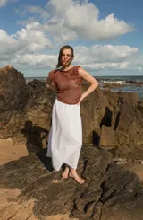 Musculosa tejida color violeta con diseño calado y flecos en los hombros.