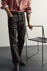 Jeans straight fit de corte recto y tiro medio, confeccionados en denim de algodón con efecto lavado en color marrón oscuro, con diseño clásico de cinco bolsillos y cierre frontal con botonadura.