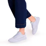 Championes Cat modelo Pause Retro T-Toe, color azul claro, confeccionados en cuero gamuzado con detalles en material sintético brillante. Presentan suela de goma con textura de panal y cierre mediante cordones.