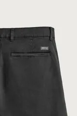 Pantalón chino skinny fit color gris oscuro, confeccionado en mezcla de algodón con elasticidad. Cuenta con bolsillos frontales, bolsillos traseros de vivo y cierre frontal con cremallera y botón.
