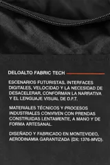 Bolso impermeable negro de gran capacidad confeccionado en nylon de alta densidad, con recubrimiento interno plástico, correa ajustable y bolsillos externos e internos con cierre.