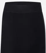 Pollera midi de corte evasé confeccionada en punto, con cintura elástica y caída fluida.