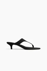 Sandalias negras de dedo con acabado suave, tira fina en el empeine, punta oblicua y taco kitten.