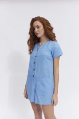 Mono corto celeste de lino con botones y bolsillos delanteros.