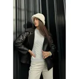 Campera tipo gamulán de color negro, con solapas amplias, forro interno de corderito y dos bolsillos frontales. Diseño de corte clásico con cierre frontal.