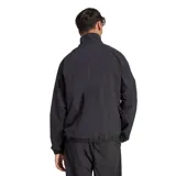 Campera deportiva Adidas de hombre, color negro, con cierre frontal y cuello alto. Presenta el logo Badge of Sport de Adidas en blanco en el lado izquierdo del pecho. Tiene puños y cintura elásticos.