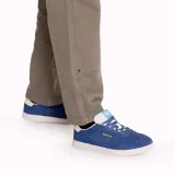 Championes Caterpillar Pause Retro color azul con detalles en blanco. Fabricados en gamuza de vaca, lona y forro de malla de nylon.