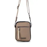 Phone bag color marrón claro con laterales beige, bolsillo frontal con cierre y tirador con flecos. Tiene espacio para celular y billetera, y correa de galón regulable y desmontable.