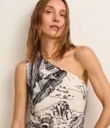 Blusa sin mangas confeccionada en viscolino con 19% de lino, con bretel ancho, escote hombro único, bajo asimétrico y estampa ilustrada del Parque Lage.