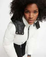 Campera puffer negra con detalles en verde flúor.