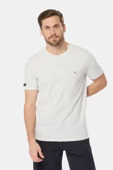 Remera básica de algodón color azul marino, de manga corta, con cuello redondo y logo bordado en el frente.