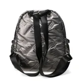 Mochila urbana Miss Carol modelo Tacna, color negro, con diseño capitoneado y acabado brillante. Cuenta con un bolsillo frontal y placa metálica con logo de la marca.