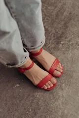 Sandalias de taco ancho de 4 cm, color beige charol, con tira delantera y tira en el talón con hebilla ajustable.