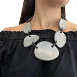 Collar corto de resina gris metalizada con eslabones de resina negra y cadena plateada para regular el largo.