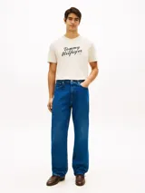 Remera de manga corta Tommy Hilfiger de color blanco, con cuello redondo y logo gráfico script bordado en el pecho.