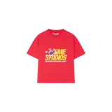 Remera oversize roja de manga corta, con cuello redondo y diseño gráfico estampado en el pecho con las palabras "EME STUDIOS" y detalles de estrellas.