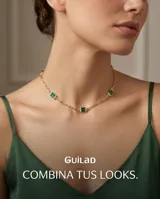 Gargantilla tipo choker de plata 925 con baño de oro, compuesta por una cadena de eslabones alargados y cinco dijes rectangulares de cristal verde con engaste de pequeñas piedras brillantes.