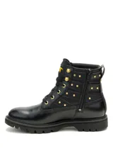 Bota de cuero negro con diseño robusto, cordones frontales, hebillas laterales decorativas y detalles de tachuelas metálicas doradas. Cuenta con suela de goma con tacos para mayor tracción y logo de la marca en la lengüeta y el talón.