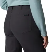 Pantalón Columbia modelo Roc Wide Leg Pant, color negro, de corte ancho y tiro alto, confeccionado en tejido elástico. Cuenta con bolsillos laterales inclinados, trabillas para cinturón y bolsillos traseros.