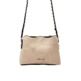 Cartera bandolera de cuero sintético negro con diseño estructurado, bordes superiores ondulados, logo grabado en el frente y correa de cadena metálica oscura.