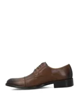 Zapato formal de cuero en color marrón coñac, estilo Oxford con cordones, punta redondeada con costura en la puntera y suela con tacón bajo.