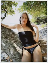 Top bandeau color verde agua con frunces elásticos.