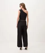 Mono wide leg de crepé color negro, con diseño de un solo hombro y cinturón de cadena metálica integrado.