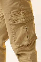 Pantalon cargo color tostado, con bolsillos laterales con solapa y cierre frontal, de corte recto y ajuste cómodo.