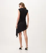 Vestido midi negro confeccionado en scuba crepé, sin mangas y con hombros estructurados. Presenta diseño ajustado en la parte superior y ruedo asimétrico con punta alargada lateral.