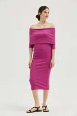 Vestido midi de morley elastizado color fucsia, con mangas 3/4 y escote off-shoulder.