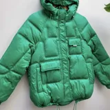 Campera puffer verde con capucha, cierre frontal con cremallera y bolsillos con solapa.