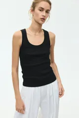 Musculosa entallada de punto de algodón acanalado con cuello redondo.