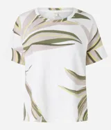 Blusa estilo remera confeccionada con viscosa certificada. La prenda tiene cuello redondo, mangas cortas y estampa de follajes.