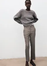 Pantalón de vestir color gris con sutil patrón a cuadros, de corte recto y tiro medio con bolsillos laterales.