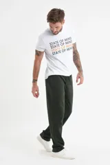 Pantalón deportivo verde inglés con cordón ajustable en la cintura y bolsillos laterales.