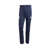 Pantalón de jogging azul marino, corte regular, con cintura elástica y cordón regulable. Presenta el escudo del Real Madrid bordado en la pierna izquierda y el logo de Adidas en la pierna derecha.