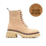 Bota de cuero color beige con plataforma y cordones.