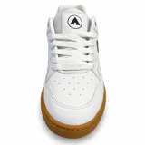 Zapatillas Airwalk modelo Brook de color blanco con suela de goma marrón y detalles en negro. Cuentan con cordones blancos, perforaciones en la puntera y el logo de la marca en el lateral y la lengüeta.